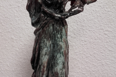 Figura femenina . Barro esmaltado.
