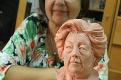 Autora con el Busto a Julia Uceda. Plastilina para realizar molde..